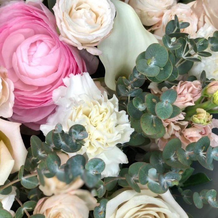 Букет «Пионовидные розы и ранункулюсы», фото 6